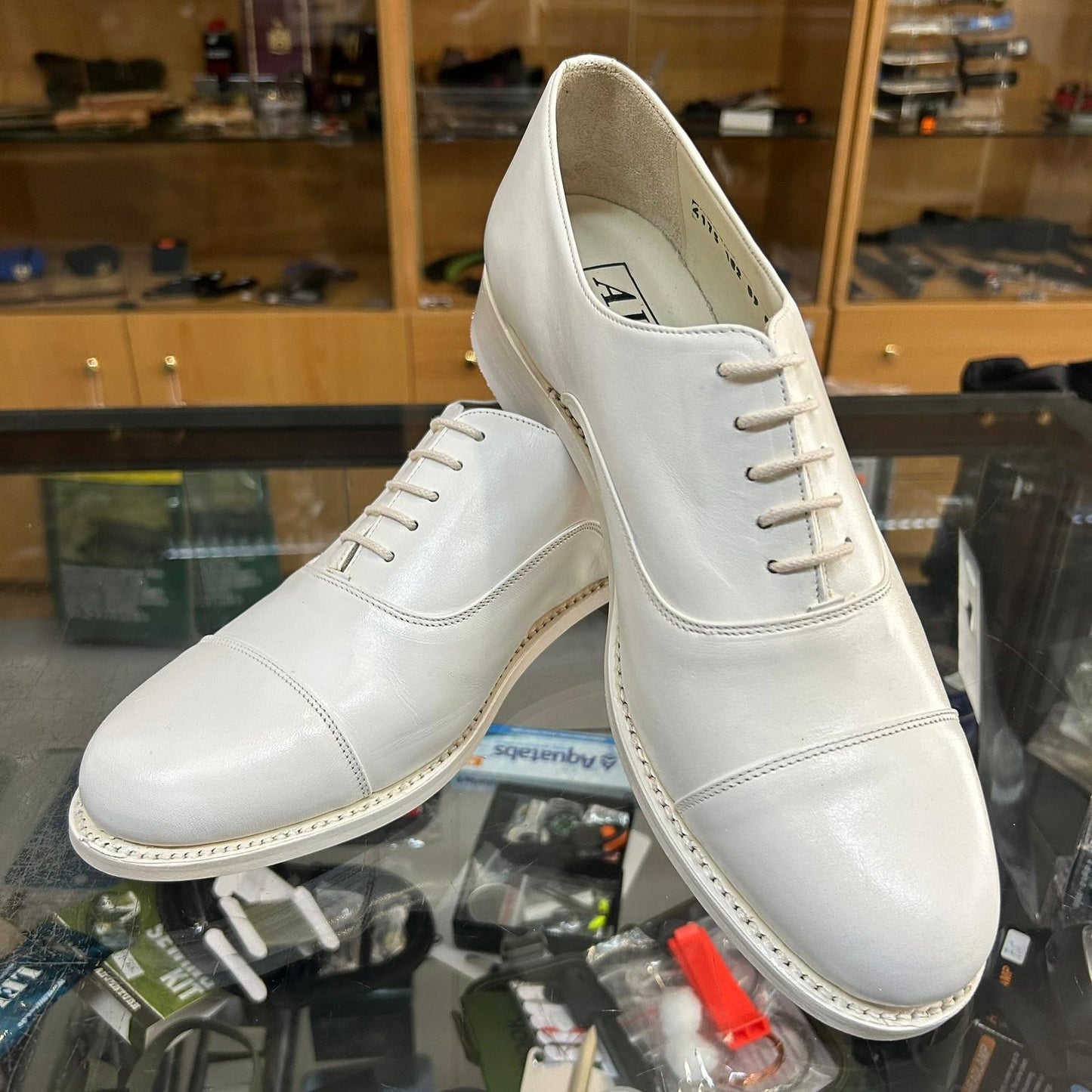 Sapatos brancos com sola em couro - Trincheira Militar