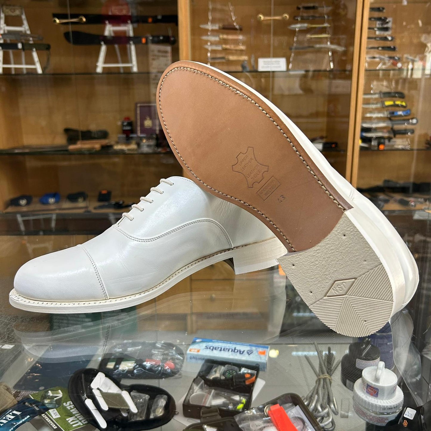 Sapatos brancos com sola em couro - Trincheira Militar