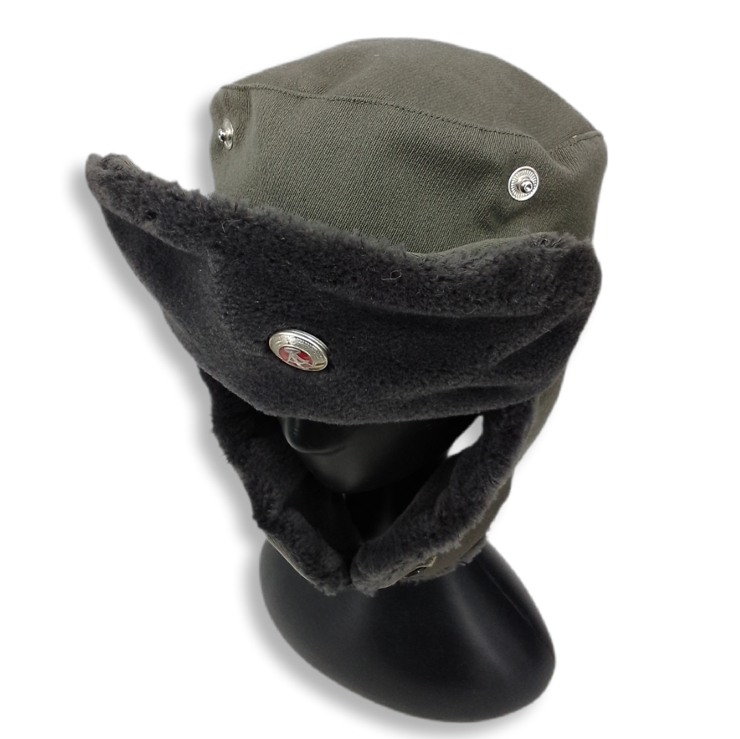 Gorro  / Ushanka da Alemanha de Leste com distintivo - surplus original
