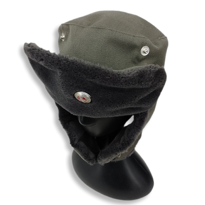 Gorro  / Ushanka da Alemanha de Leste com distintivo - surplus original