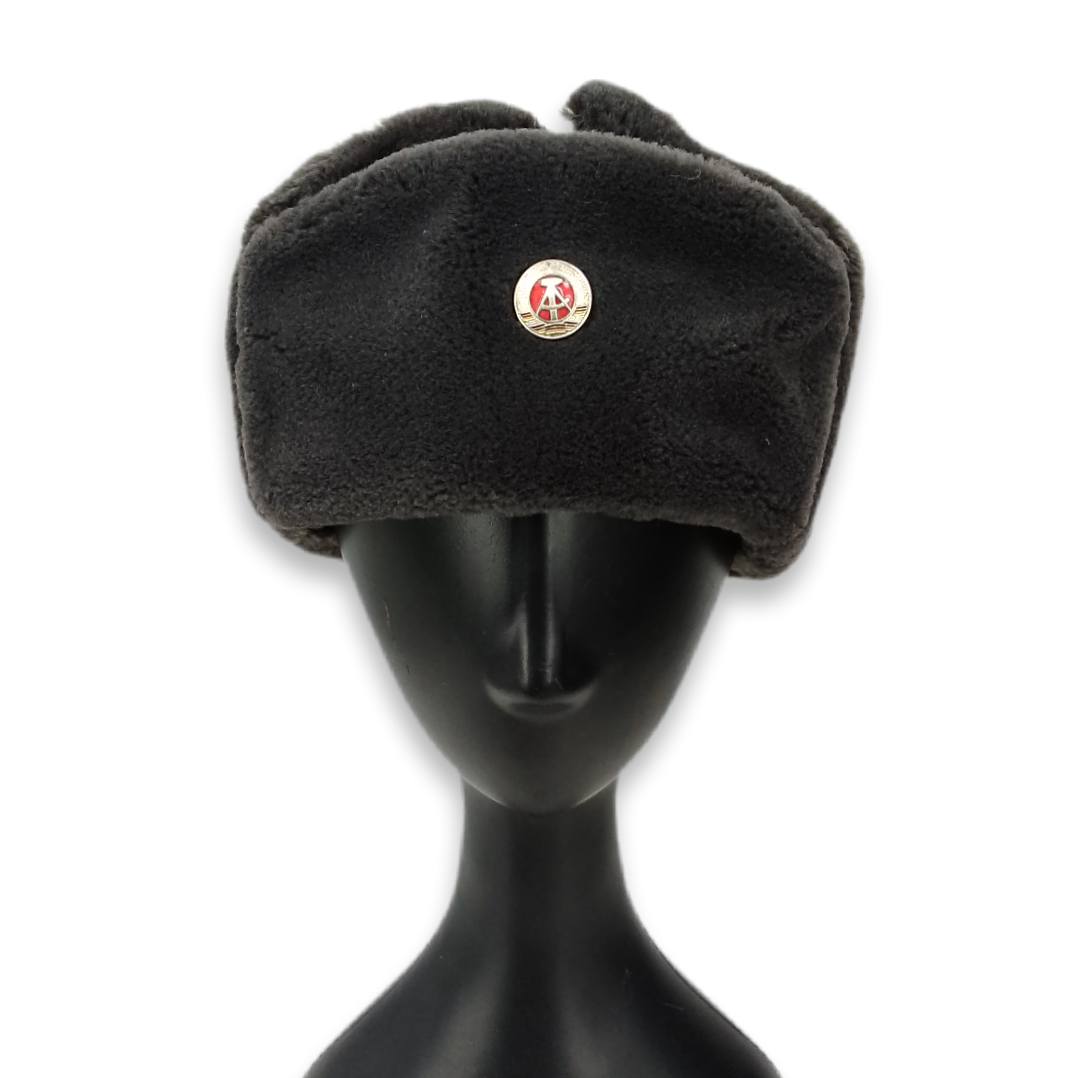 Gorro  / Ushanka da Alemanha de Leste com distintivo - surplus original