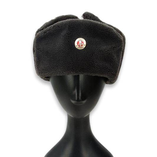 Gorro  / Ushanka da Alemanha de Leste com distintivo