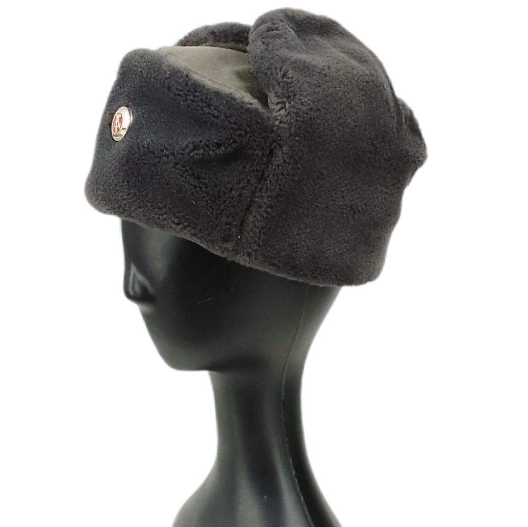 Gorro  / Ushanka da Alemanha de Leste com distintivo - surplus original