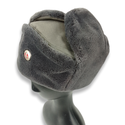 Gorro  / Ushanka da Alemanha de Leste com distintivo - surplus original