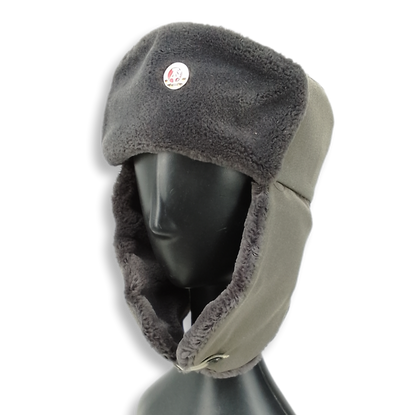 Gorro  / Ushanka da Alemanha de Leste com distintivo - surplus original