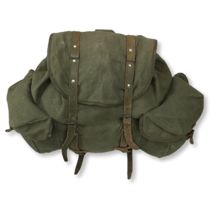 Mochila vintage original dos caçadores alpinos, vista de perfil