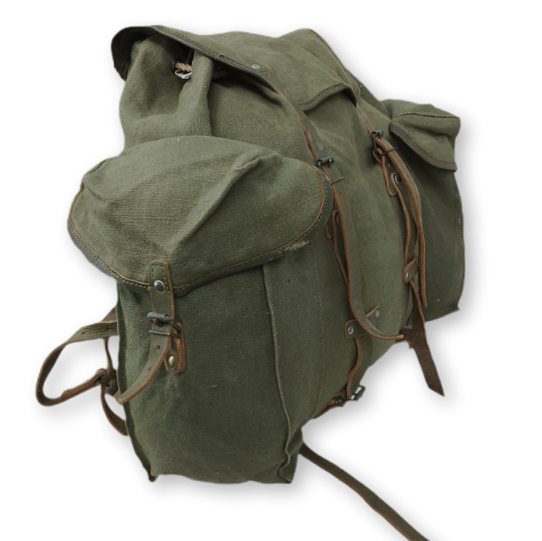 Mochila vintage original dos caçadores alpinos, detalhe das correias e fivelas