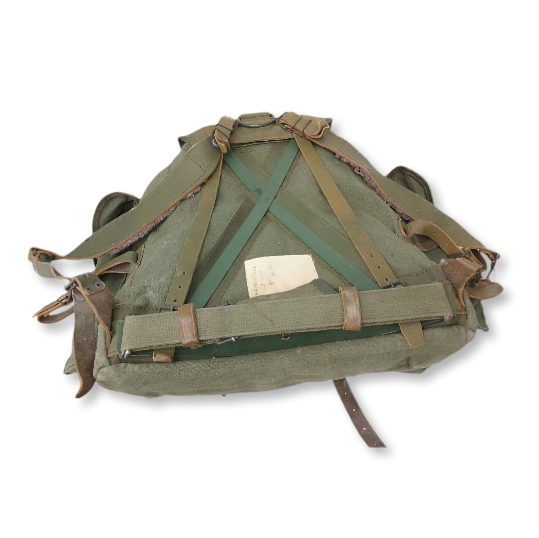 Mochila vintage original dos caçadores alpinos, detalhe do tecido e costuras