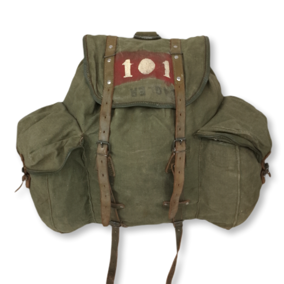 Mochila vintage original dos caçadores alpinos, vestida em contexto de utilização
