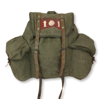 Mochila vintage original dos caçadores alpinos, vestida em contexto de utilização