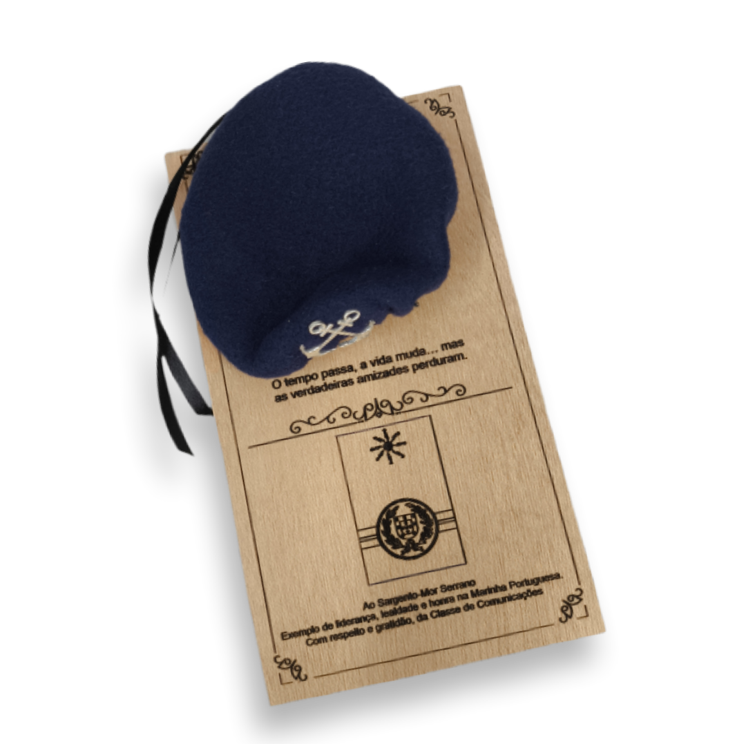 Placa decorativa com boina miniatura
