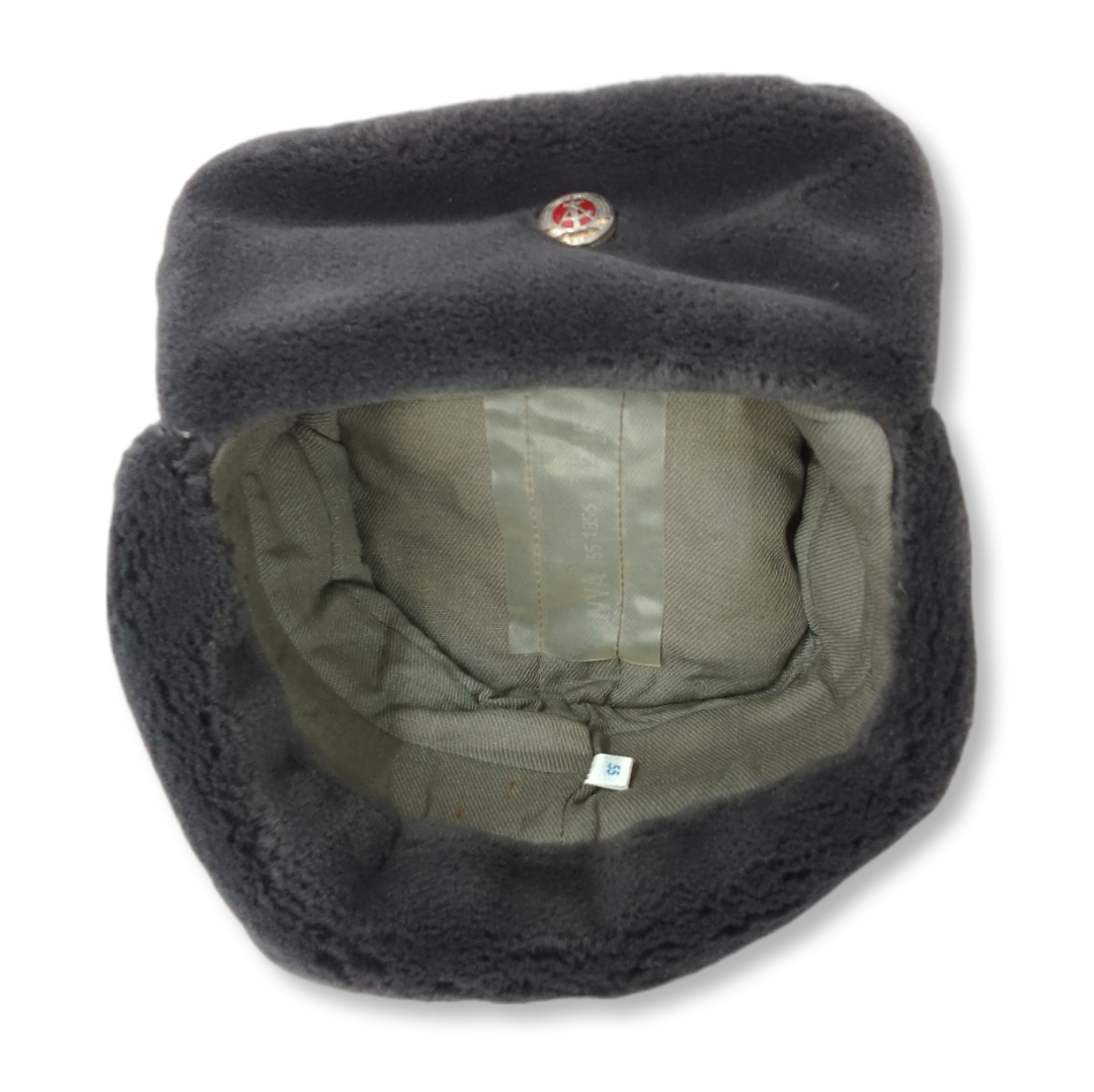 Gorro  / Ushanka da Alemanha de Leste com distintivo - surplus original