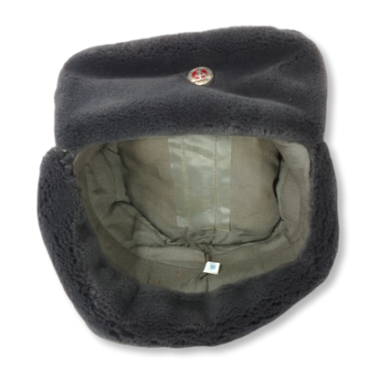 Gorro  / Ushanka da Alemanha de Leste com distintivo - surplus original