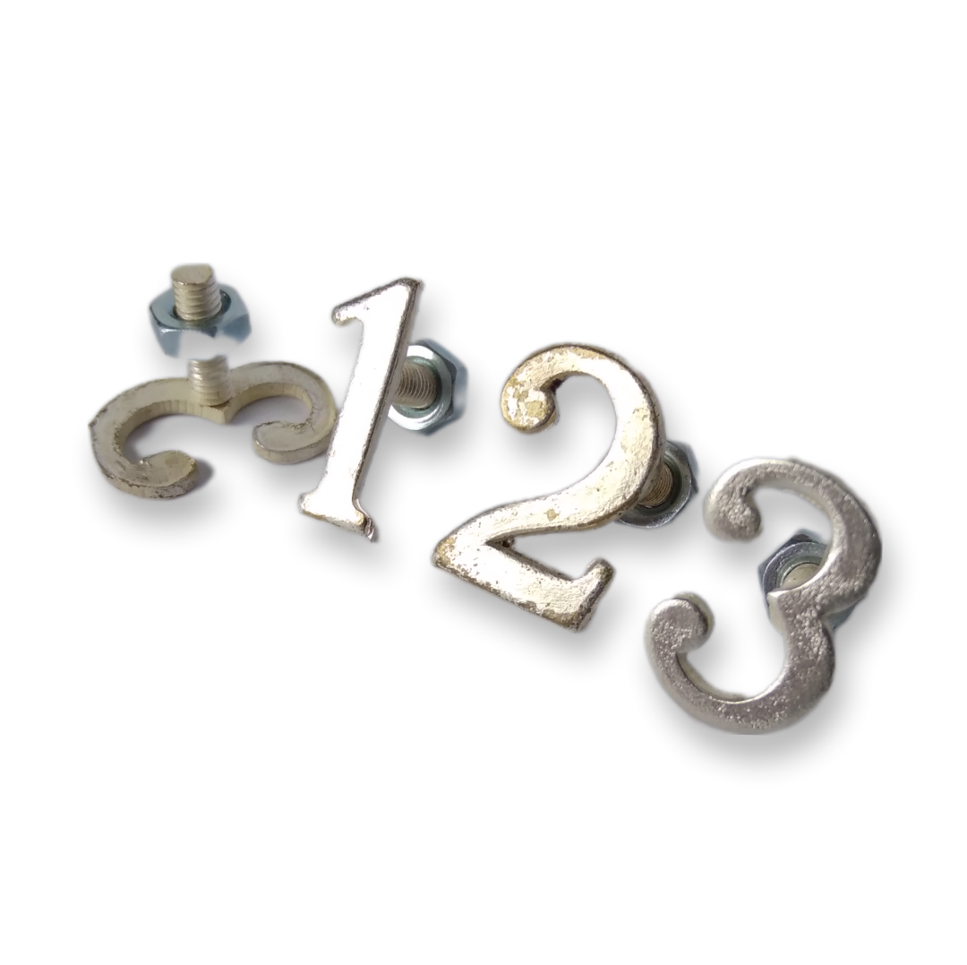 Cavalry beret badge - Swords and numbers