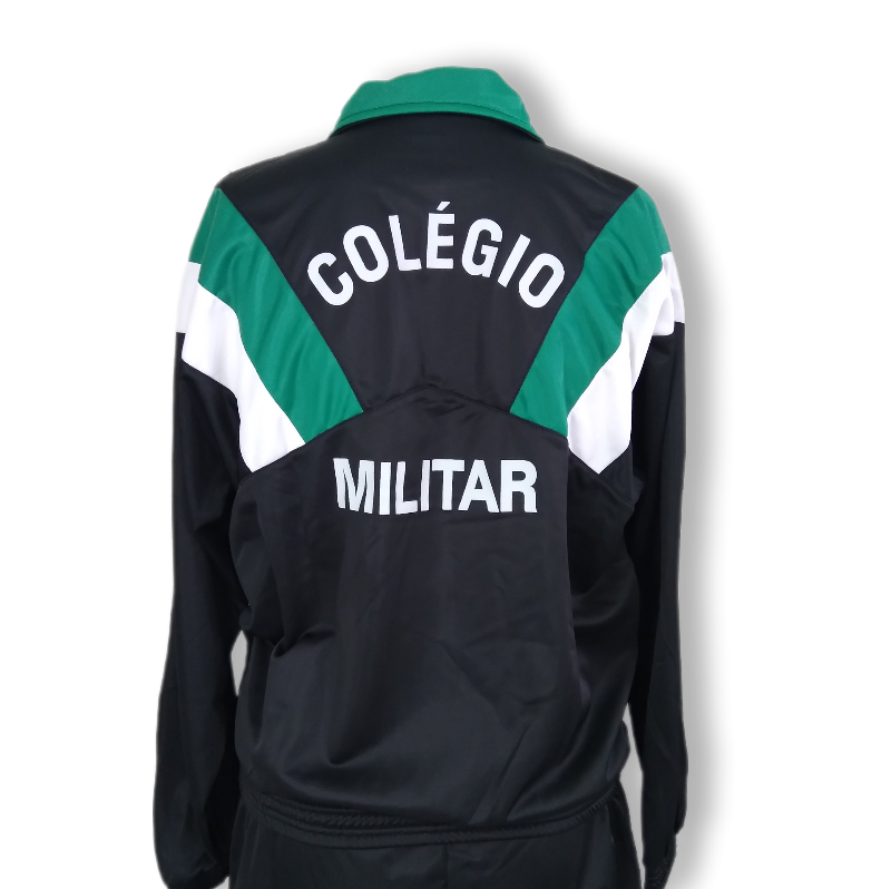 Traje de entrenamiento universitario militar