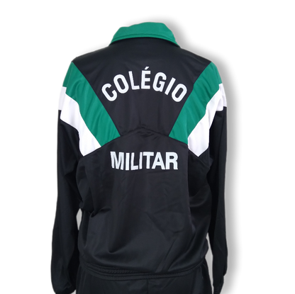 Traje de entrenamiento universitario militar