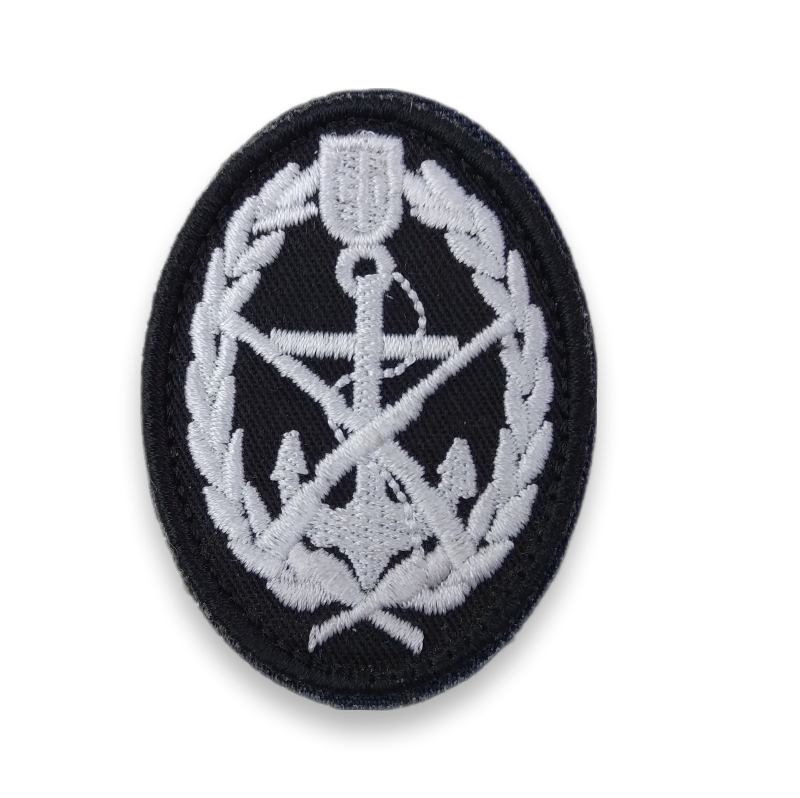 Insignia de boina marina con parche ovalado