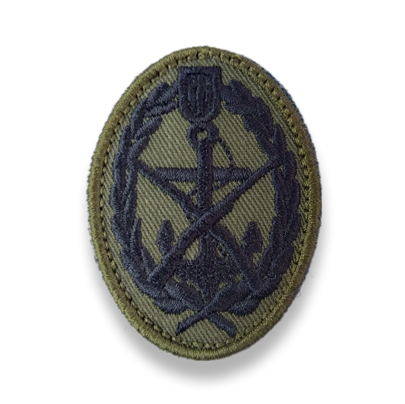 Insignia de boina marina con parche ovalado