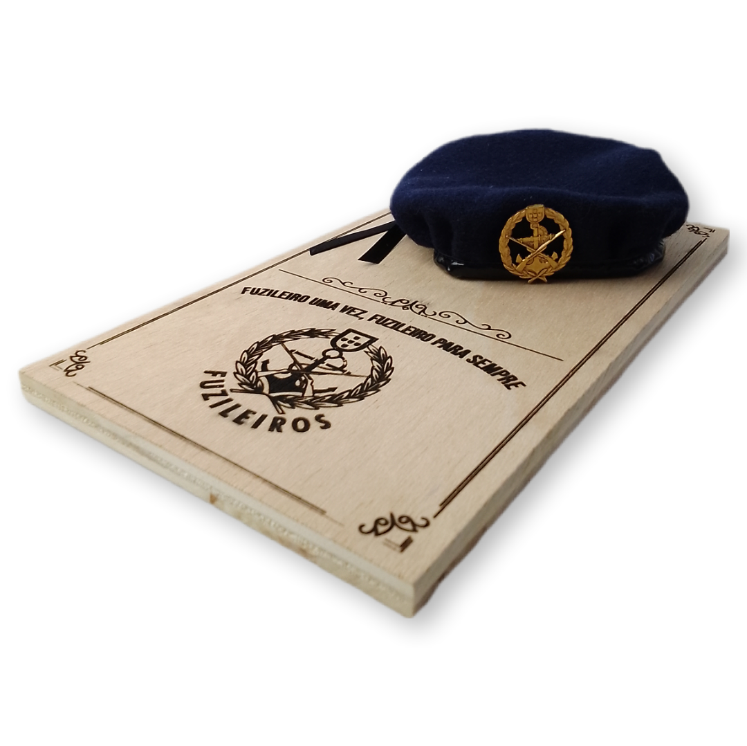 Placa decorativa com boina miniatura