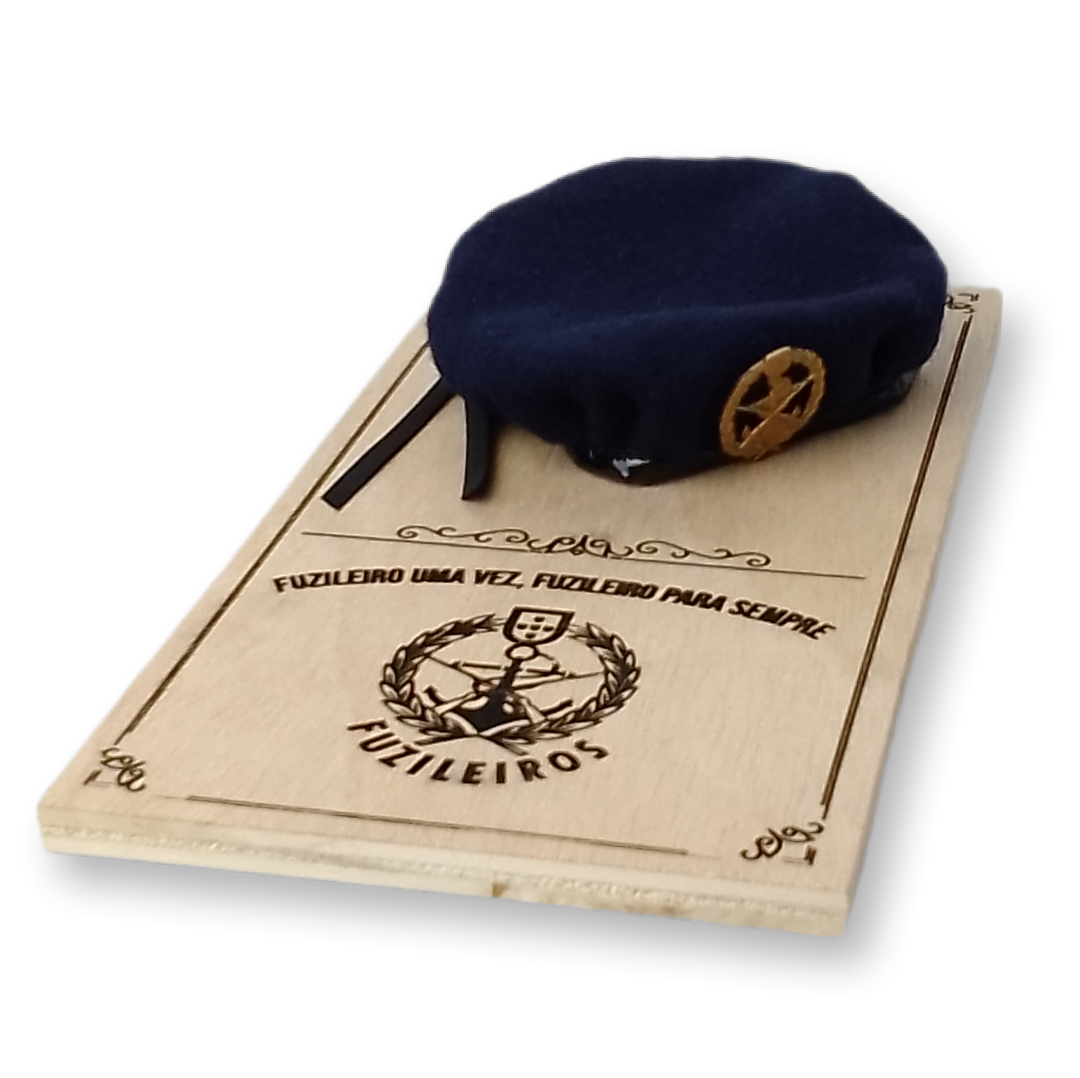 Placa decorativa com boina miniatura
