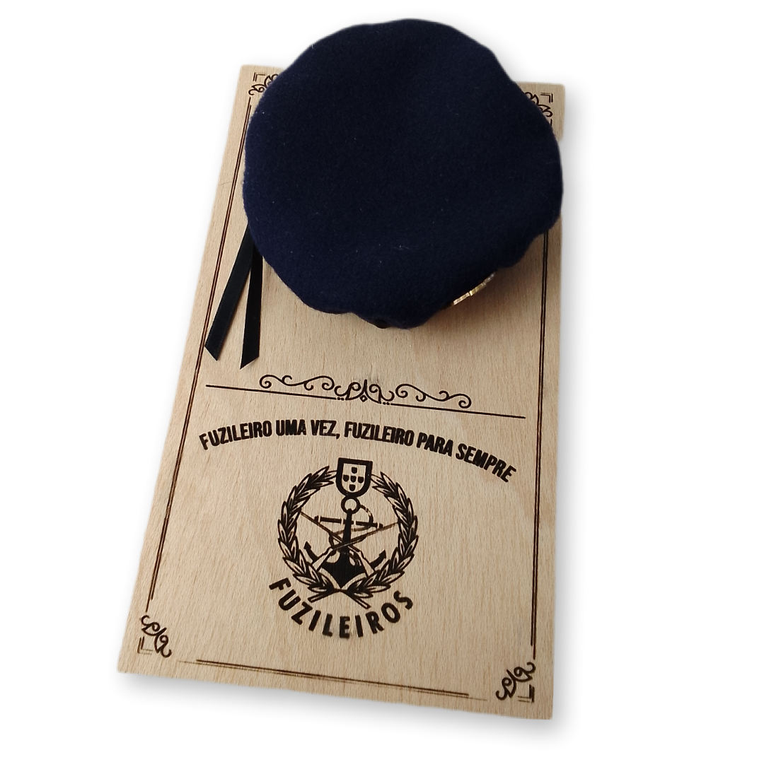 Placa decorativa com boina miniatura