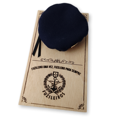 Placa decorativa com boina miniatura