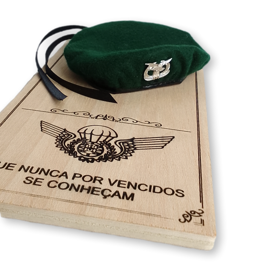 Placa decorativa com boina miniatura
