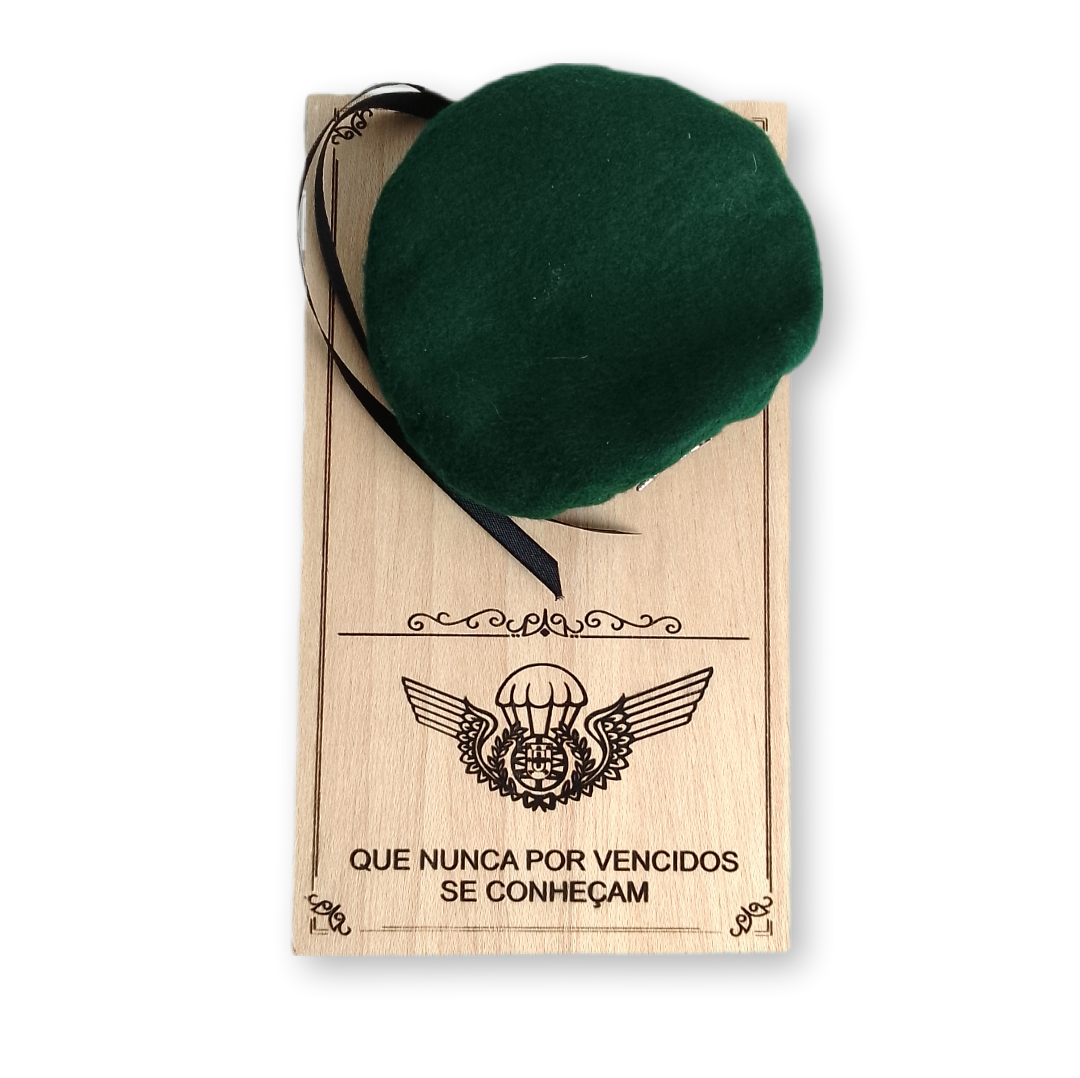 Placa decorativa com boina miniatura