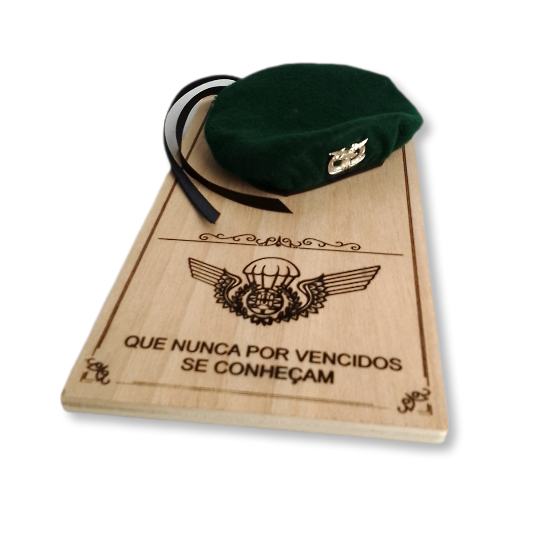 Placa decorativa com boina miniatura